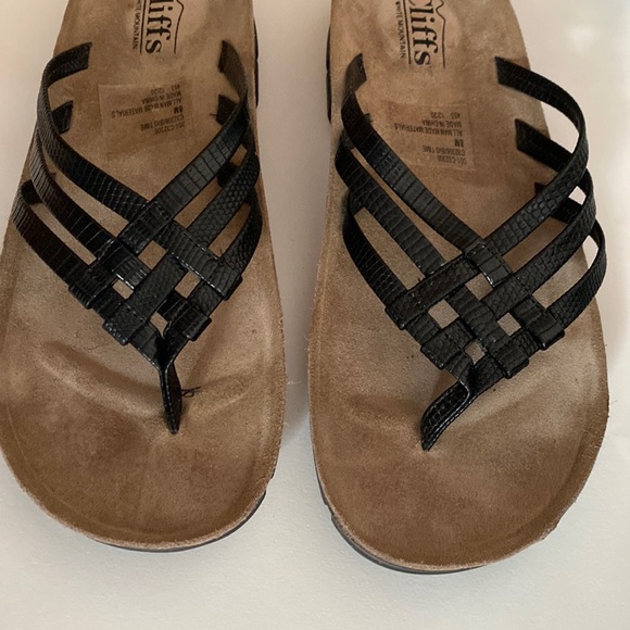 NEW CLIFFS WHITE MOUNTAIN BIG TIME SANDAL Slip On Black Leather Thong 8 - Picture 1 of 9